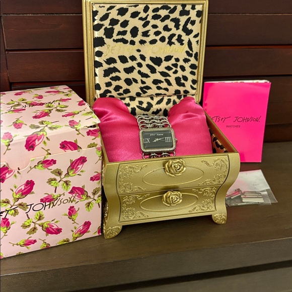 Betsey Johnson chain watch with case and pillow - Picture 12 of 14